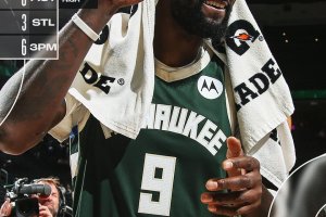 Bobby Portis si traveste da Giannis, Milwaukee supera gli Wizards