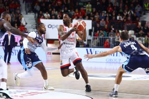 Varese festeggia in anticipo il nuovo anno, supera Napoli per 89-86