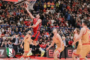 L’Olimpia Milano combatte contro tutto e tutti ma sbaglia nel finale: vince l’Olympiacos