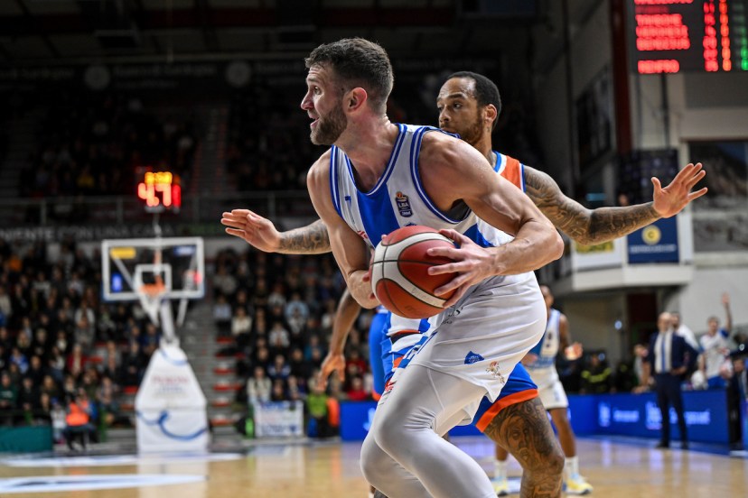 La Dinamo Sassari esce con il 29-18 del terzo quarto e ferma la corsa di Treviso Basket: 96-94 il finale