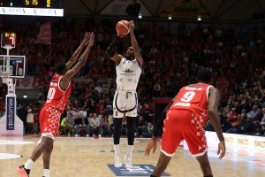 Il gran finale di Galloway stoppa la rimonta di Pistoia e regala la vittoria a Trapani