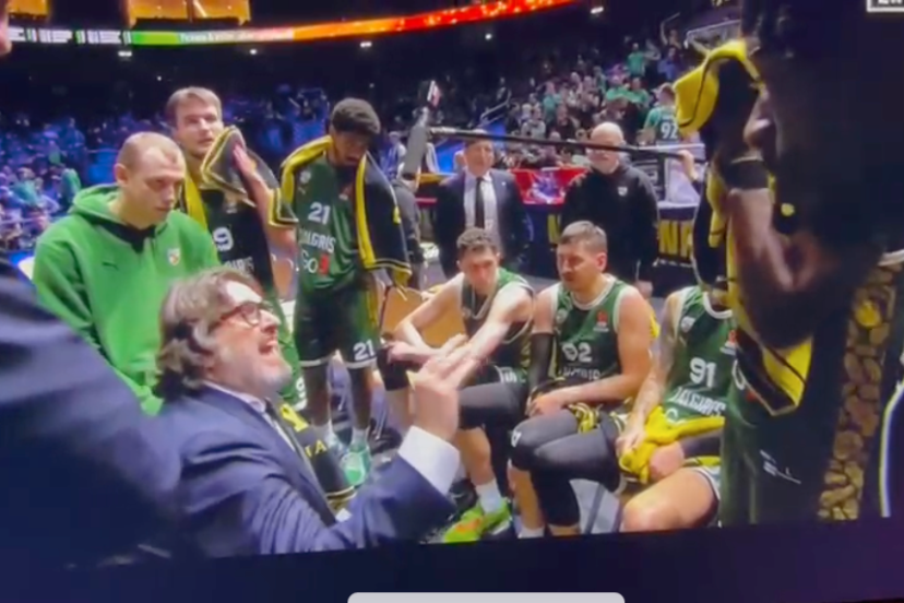 Timeout epico per Andrea Trinchieri. Che la chiude in italiano