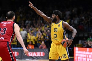 Virtus Bologna, sondaggio per Trevion Williams: il lungo è sotto contratto col Maccabi