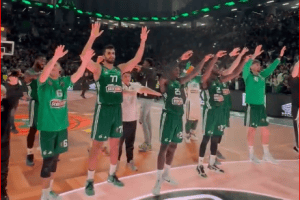 Panathinaikos e Baskonia: insieme si prega per Mathias Lessort. Il bel gesto a fine partita