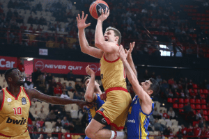 Sasha Vezenkov returns in Olympiacos comeback win