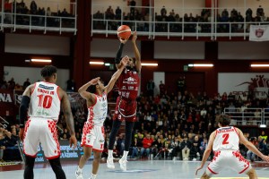 Trapani Shark strapazza Pistoia e mantiene la vetta. I granata si impongono 104-60
