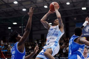Il Napoli Basket strapazza una incerottata Dinamo Sassari