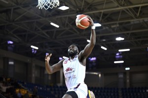 Vittoria agevole per la Trapani Shark che vince 66-83 contro Scafati e vola in vetta alla classifica