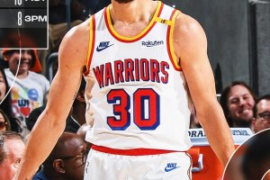 Stephen Curry perfetto, i Warriors battono i 76ers