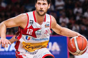 Livorno resiste 25′ poi Pesaro rimonta e vince in scioltezza