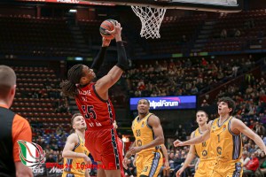 Milano chiude i giochi nel terzo quarto, super parziale e spazzata via Berlino 100-68