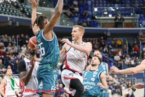 Urania, il derby è tuo! Che grinta Milano, rimonta e batte Cantù 63-57