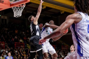 Pallacanestro Reggiana, infortunio per Kenneth Faried: colpo all’arcata sopraccigliare