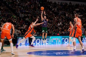 L’Unicaja batte Valencia e si prende il primo posto solitario