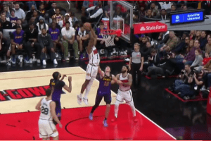 Rockets, Amen Thompson raccoglie i complimenti di Steven Adams dopo il 23+16 contro i Lakers