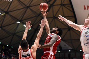 L’Olimpia dilaga nel terzo quarto con il “pistolero” Brooks. Pistoia battuta