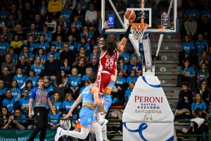 Il gran finale di Shields firma il successo dell’Olimpia a Sassari