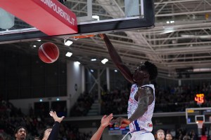 Il duo Faye-Faried guida la UNAHOTELS Reggio Emilia al successo sulla Vanoli Cremona
