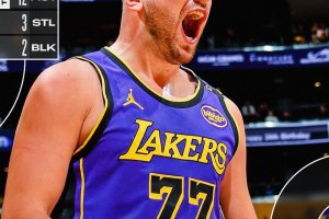 Luka Doncic brilla contro i suoi ex Mavs: prima tripla doppia con i Lakers