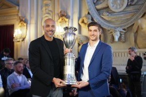 Napoli Basket, Giovanni De Nicolao riconsegna la Coppa Italia