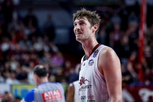 Bayern Munich adds Tibor Pleiss for preseason
