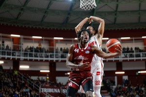 Show della Trapani Shark che torna momentaneamente in vetta alla classifica passeggiando su Trieste