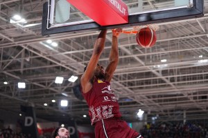 La Trapani Shark resiste al finale di Barford: sconfitta la UnaHotels Reggio Emilia
