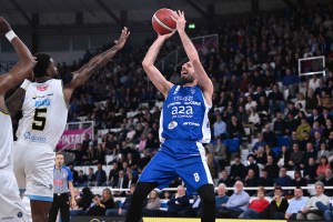 A Cremona non bastano i 27 di Willis, Brescia esce nel finale e torna in vetta
