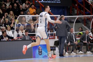 La capolista cade a Napoli, Pullen e Zubcic show contro la Virtus Bologna