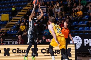 Il ko Virtus con il Maccabi sui quotidiani: “Caduta libera”, “Travolta”, “Agonia”, “Figuraccia”