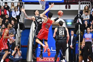 Ruzzier guida la riscossa nel quarto periodo, Trieste si impone sulla Virtus Bologna