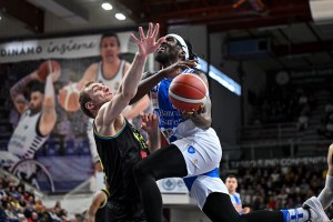 Sassari rialza la testa, Cremona sempre più in difficoltà: al PalaSerradimigni finisce 93-89