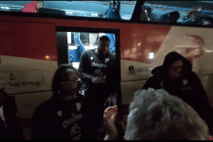 Pistoia Basket 2000, 400 tifosi aspettano la squadra dopo la vittoria di Napoli