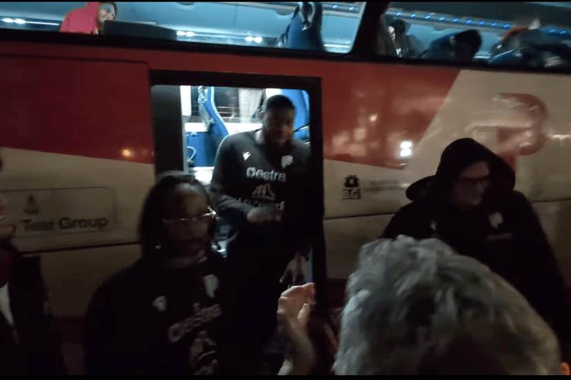 L'arrivo dei giocatori di Pistoia Basket 2000 al PalaCarrara dopo la straordinaria vittoria in casa di Napoli Basket