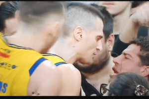 Scafati Basket, contestazione dopo il ko con Derthona. Il confronto tra Cinciarini e i tifosi