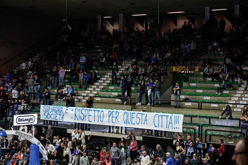 Tribuna Treviso fischiata