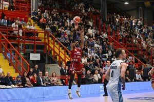Il Napoli Basket non è ancora salvo, Trapani Shark dominante al PalaBarbuto