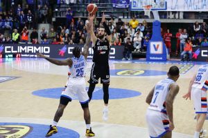 Shengelia, in versione marziano, guida la Virtus alla vittoria con Treviso