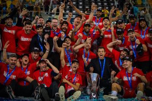 Hapoel Tel Aviv: team greeted by fans at the airport