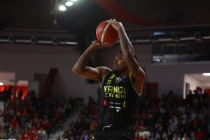 Aquila Trento, attesa per Jakimovski e Lacey dopo le uscite di Niang ed Ellis