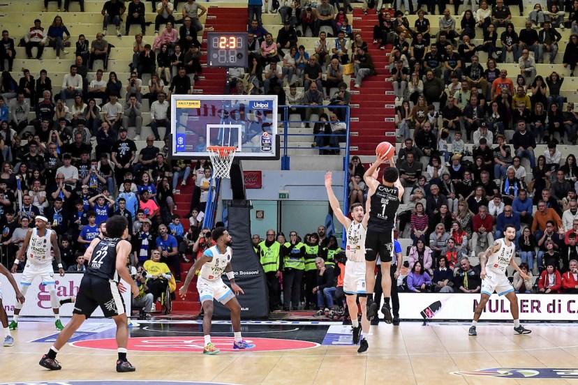 L’Aquila Trento passa al PalaRadi rientrando dal -15. Decisivo Quinn Ellis con questa giocata qui