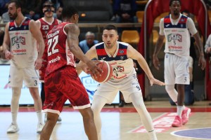 La Fortitudo si spegne nel 4° periodo, Rimini vola con Johnson e i tiratori