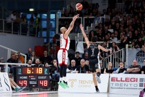 La prima battaglia è dell’Olimpia! Milano apre la serie con una vittoria, Trento sconfitta 73-70
