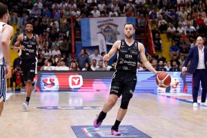 L’Aquila Trento vola alta, Napoli Basket saluta Rizzetta con un ko
