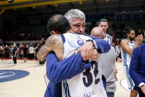 Napoli salva: vittoria a Tortona, lacrime di gioia per il presidente Grassi