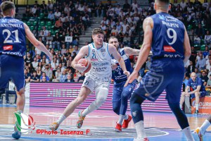 Cantù inizia la serie con il piede giusto, Fortitudo sconfitta nonostante i 23 di Aradori