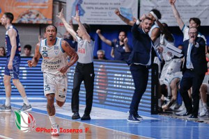 Cantù controlla anche gara-2, Fortitudo sotto 0-2. 23 di McGee