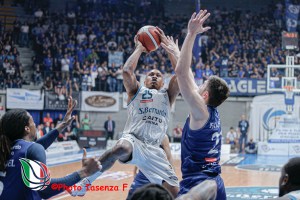 Cantù vince gara 5 contro la Fortitudo e vola in semifinale