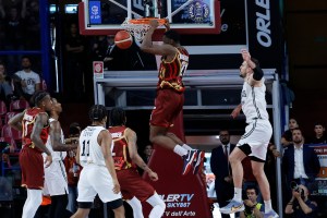 Tripla di Kabengele, Bologna trema. La Reyer Venezia forza gara-5