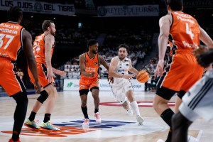 Madrid batte anche Valencia: 18 vittorie consecutive per i blancos soli al comando